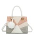 T11455 - Bolso de mano y bandolera con adorno de pompon