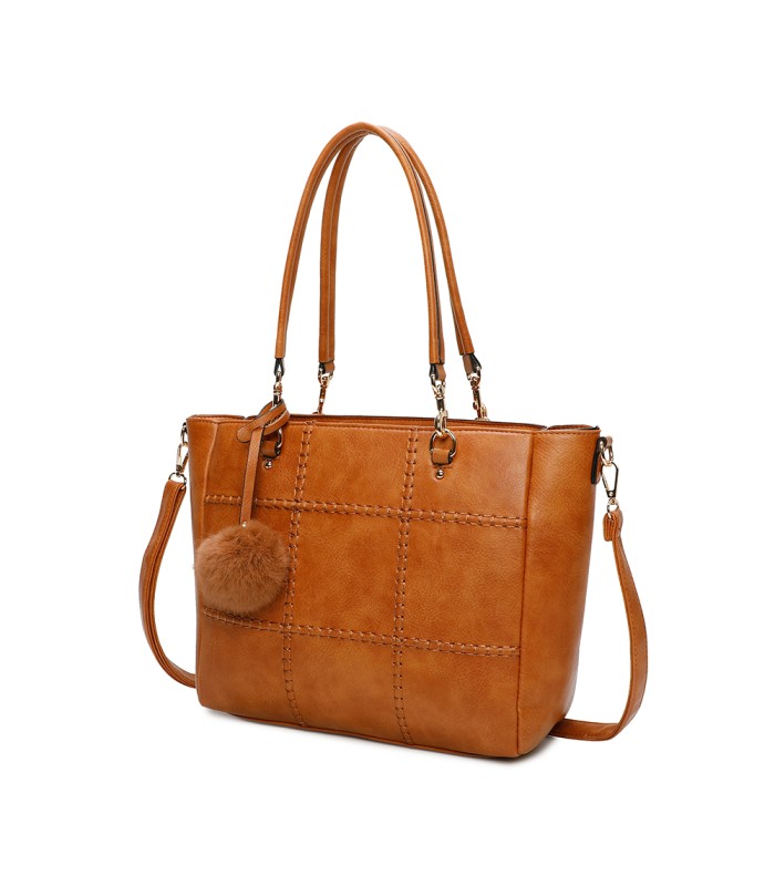 T11460 - Bolso bandolera con pompón y mosquetones en el asa y bandolera
