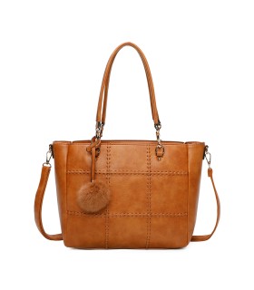 T11460 - Bolso bandolera con pompón y mosquetones en el asa y bandolera