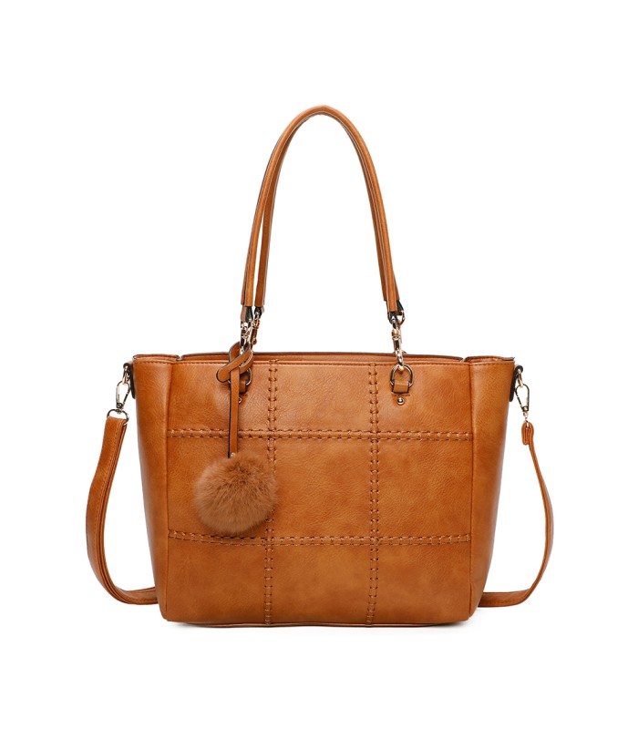 T11460 - Bolso bandolera con pompón y mosquetones en el asa y bandolera