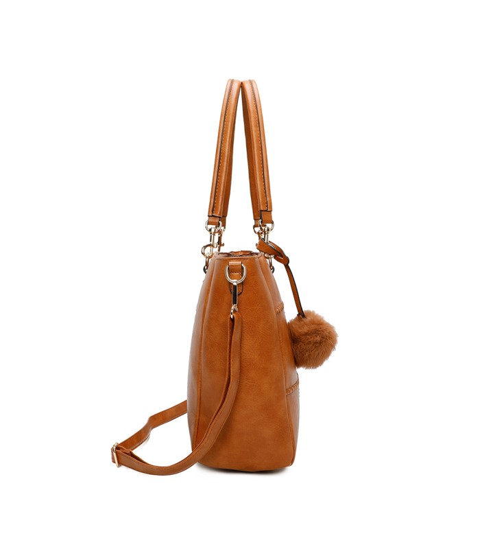 T11460 - Bolso bandolera con pompón y mosquetones en el asa y bandolera