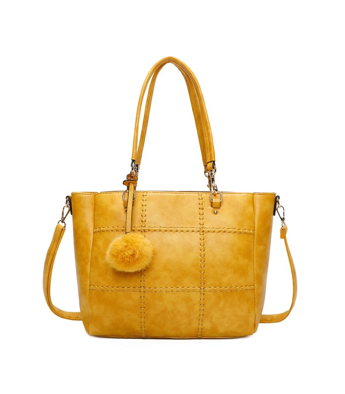T11460 - Bolso bandolera con pompón y mosquetones en el asa y bandolera