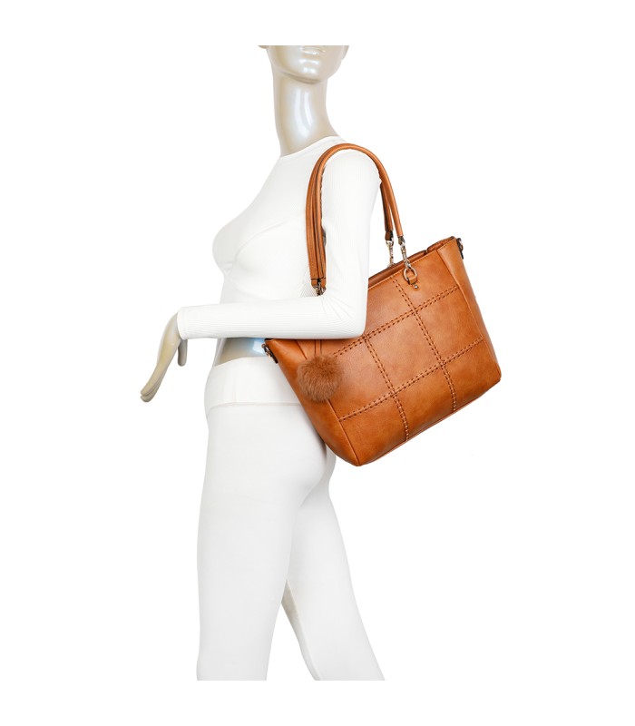 T11460 - Bolso bandolera con pompón y mosquetones en el asa y bandolera