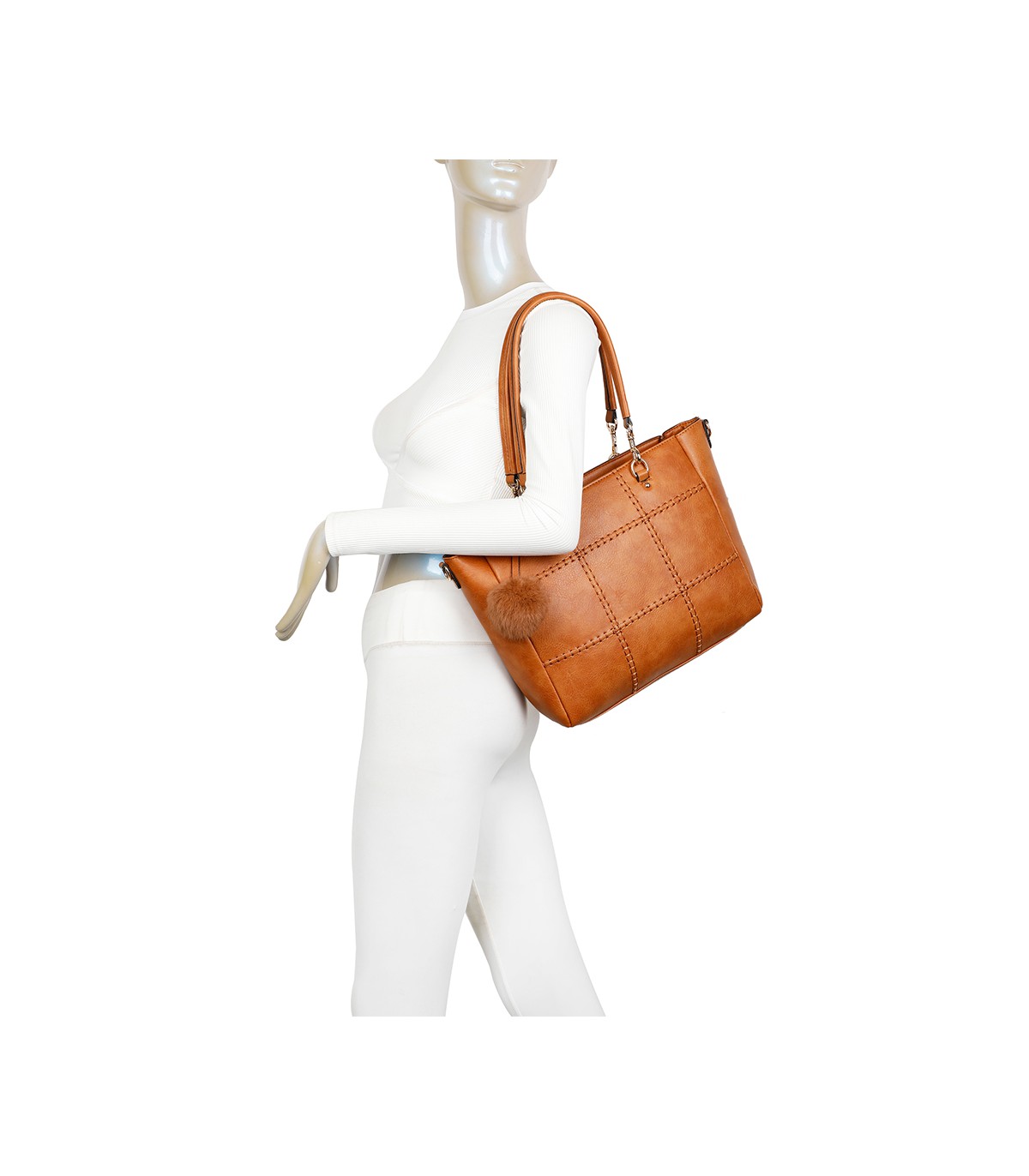 T11460 - Bolso bandolera con pompón y mosquetones en el asa y bandolera