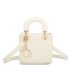 T11494 - Bolso cuadrado con asa grande y colgante O de adorno