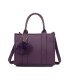 T11566 - Bolso Toten Bag mediano a juego con pompón decorativo