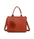 T11566 - Bolso Toten Bag mediano a juego con pompón decorativo