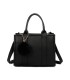 T11566 - Bolso Toten Bag mediano a juego con pompón decorativo