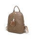 T11698 - Mochila con borla de color espaciosa con un compartimento y cremallera