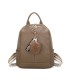 T11698 - Mochila con borla de color espaciosa con un compartimento y cremallera