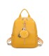 T11698 - Mochila con borla de color espaciosa con un compartimento y cremallera
