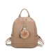 T11698 - Mochila con borla de color espaciosa con un compartimento y cremallera