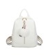 T11698 - Mochila con borla de color espaciosa con un compartimento y cremallera