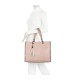 T11701 - Bolso con neceser y borla rectangular con acabados metálicos