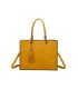 T11701 - Bolso con neceser y borla rectangular con acabados metálicos