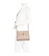 T11768 - Bolso pequeño con adorno de pluma dorada