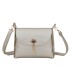 T11768 - Bolso pequeño con adorno de pluma dorada