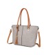T11747 - Bolso con borla decorativa y apto para llevar en el hombro