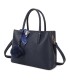 T11765 - Bolso de mano con pompón y pañuelo del mismo color