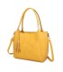 T11798 - Bolso de mano con borla del mismo color grande y con bandolera para llevarlo colgado