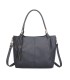 T11798 - Bolso de mano con borla del mismo color grande y con bandolera para llevarlo colgado