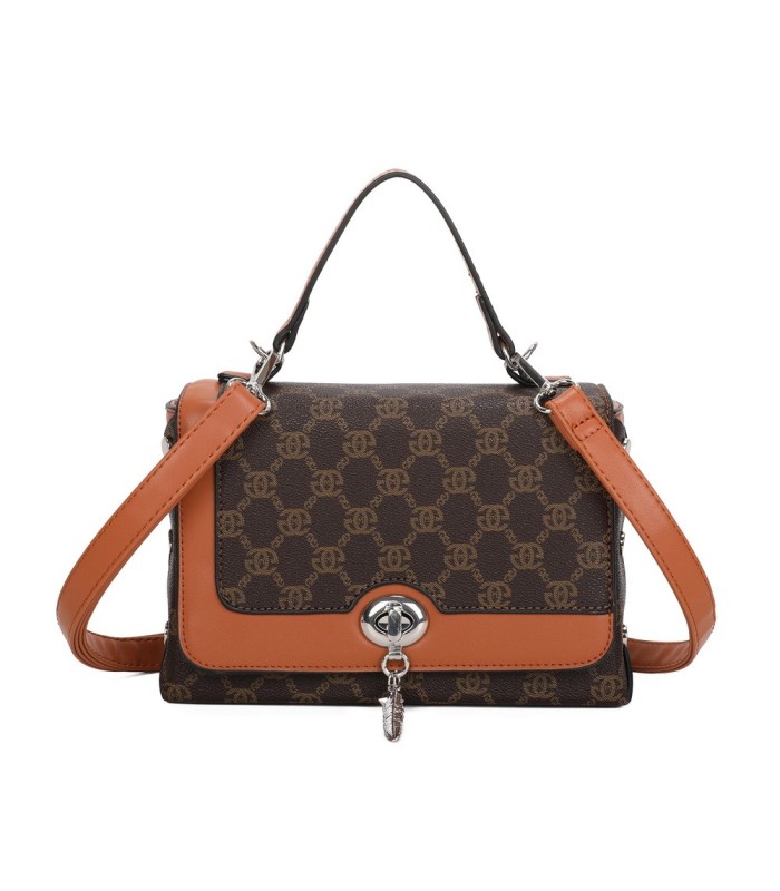 T11788 - Bolso con patrón y bandolera con con adorno de pluma y cierre de pestillo