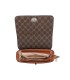 T11788 - Bolso con patrón y bandolera con con adorno de pluma y cierre de pestillo