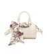 T11865 - Bolso con pañuelo de color con un gran compartimento