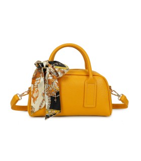 T11864 - Bolso de forma trapezoidal con pañuelo y bandolera para colgar