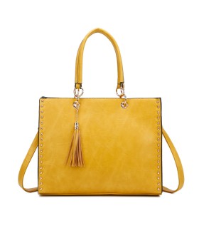 T11827 - Bolso con neceser rectangular y decoraciones de tachuelas