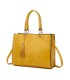 T11827 - Bolso con neceser rectangular y decoraciones de tachuelas
