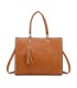T11827 - Bolso con neceser rectangular y decoraciones de tachuelas