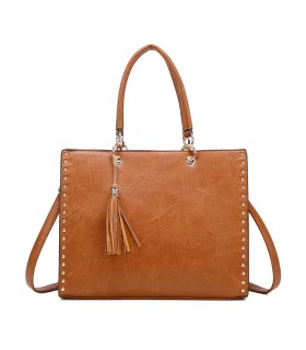 T11827 - Bolso con neceser rectangular y decoraciones de tachuelas
