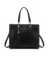 T11827 - Bolso con neceser rectangular y decoraciones de tachuelas