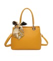 T11862 - Bolso con bandolera y pañuelo de decoración con bolsillo trasero exterior