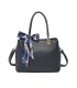 T11862 - Bolso con bandolera y pañuelo de decoración con bolsillo trasero exterior