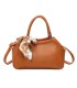 T11869 - Bolso con bolsillo externo trasero y bandolera tiene un pañuelo de colores