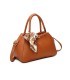 T11869 - Bolso con bolsillo externo trasero y bandolera tiene un pañuelo de colores