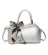 T11869 - Bolso con bolsillo externo trasero y bandolera tiene un pañuelo de colores