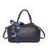 T11869 - Bolso con bolsillo externo trasero y bandolera tiene un pañuelo de colores