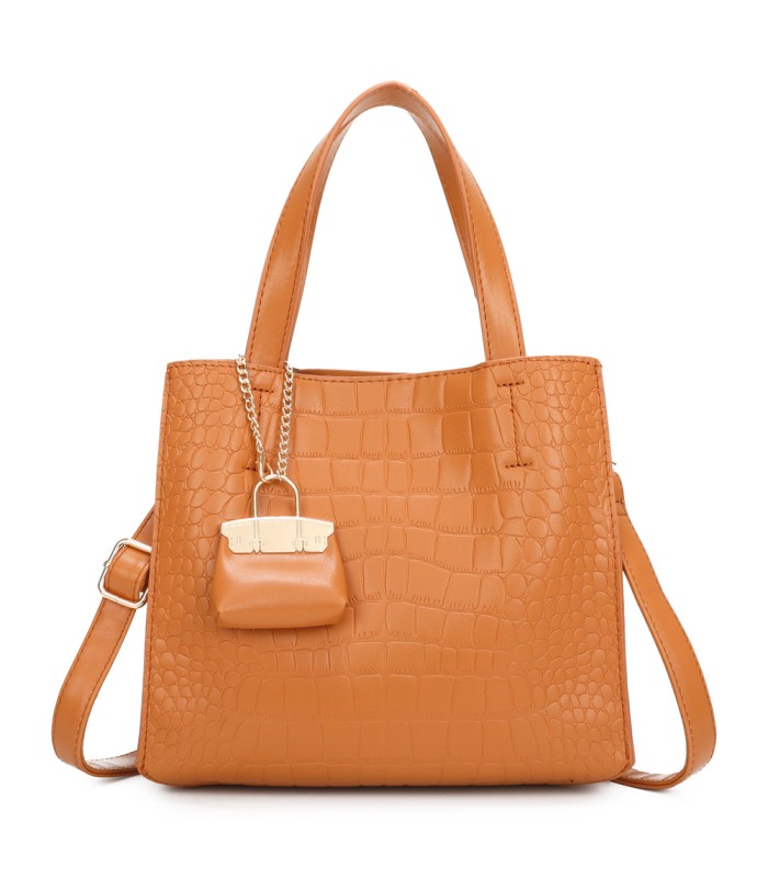 T11895- Bolso bandolera con varios compartimientos y accesorio colgante