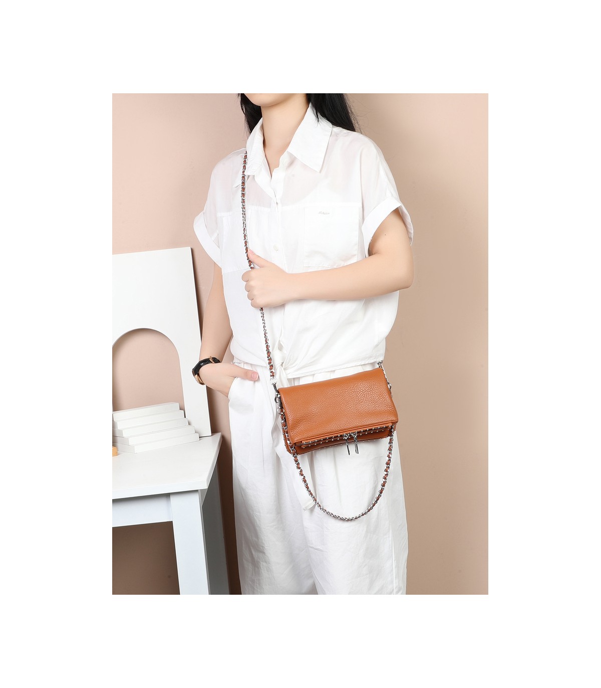 T11915-Bolso Bandolera con tachuela al borde.