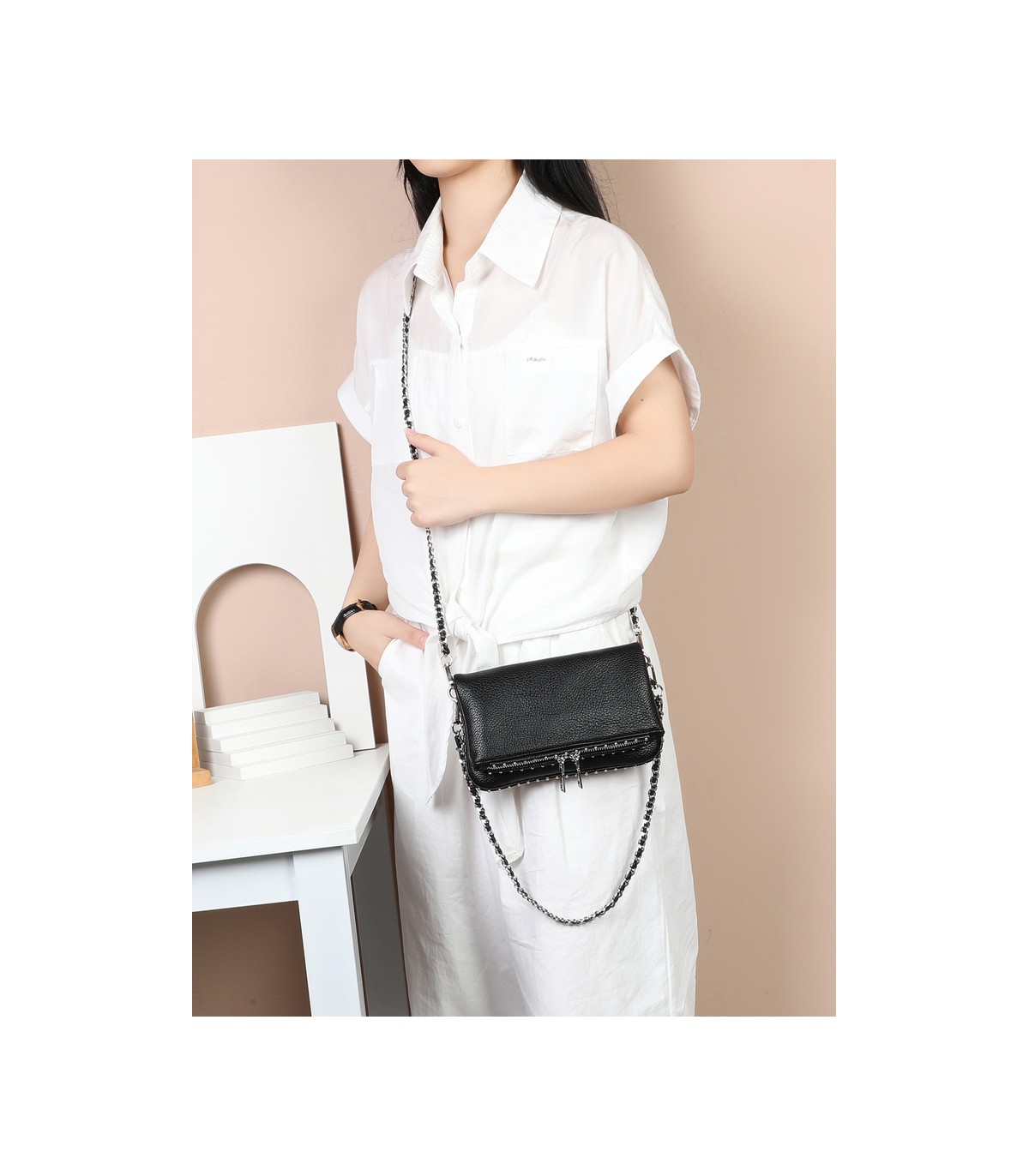 T11915-Bolso Bandolera con tachuela al borde.
