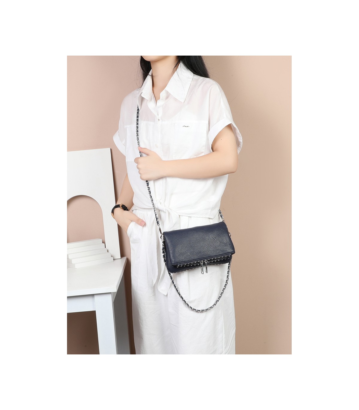 T11915-Bolso Bandolera con tachuela al borde.