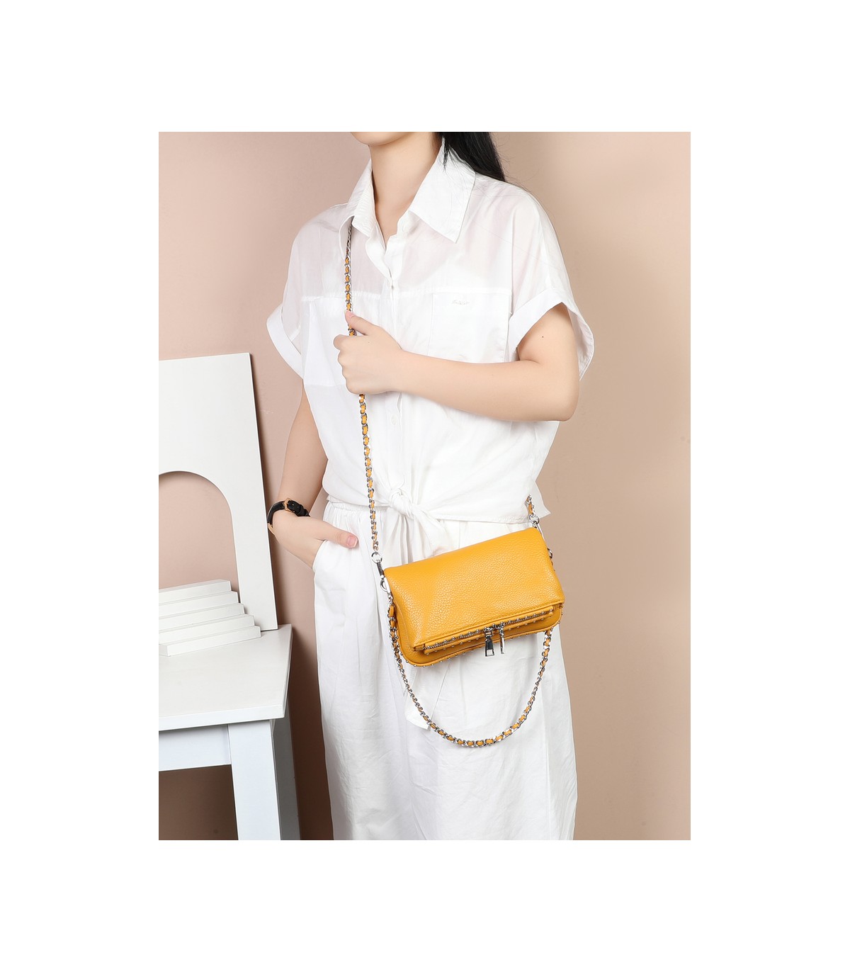 T11915-Bolso Bandolera con tachuela al borde.