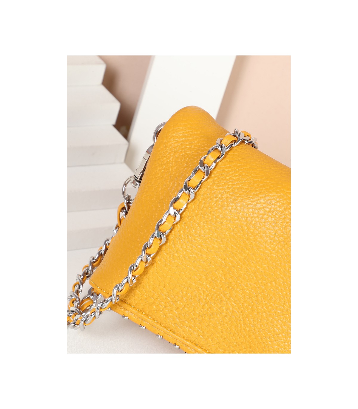 T11915-Bolso Bandolera con tachuela al borde.