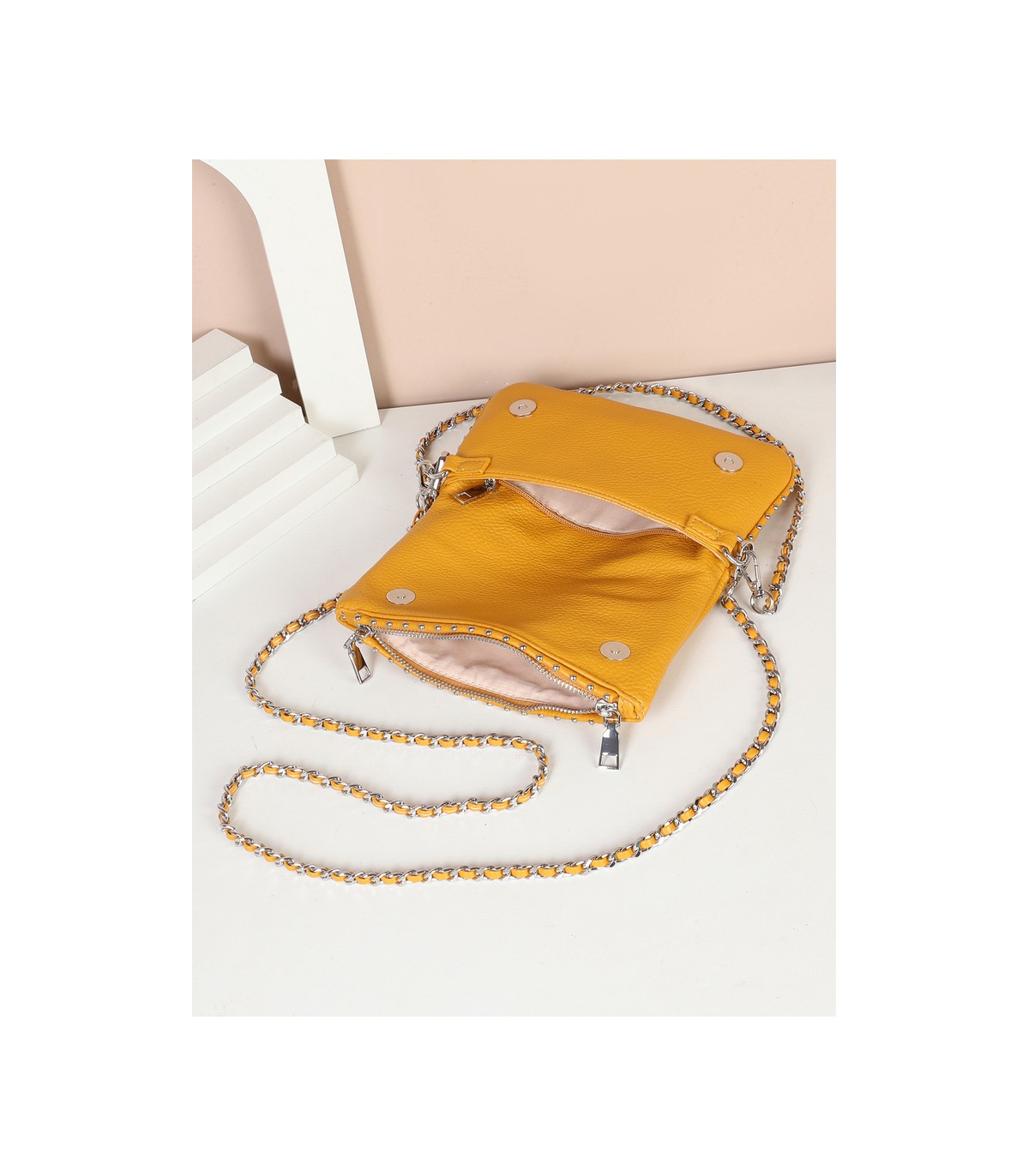 T11915-Bolso Bandolera con tachuela al borde.