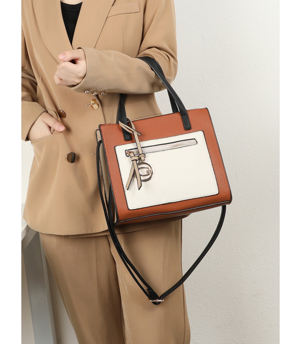 T11575 - Bolso con bandolera de estilo bicolor con un bolsillo de cremallera frontal