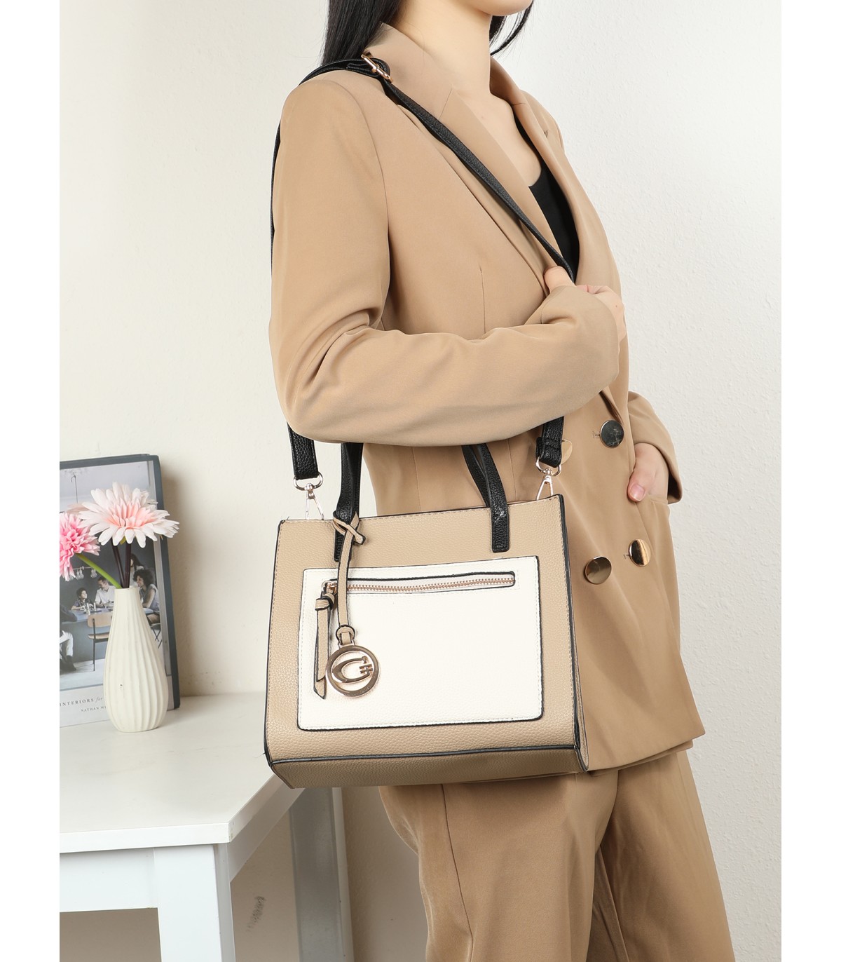 T11575 - Bolso con bandolera de estilo bicolor con un bolsillo de cremallera frontal