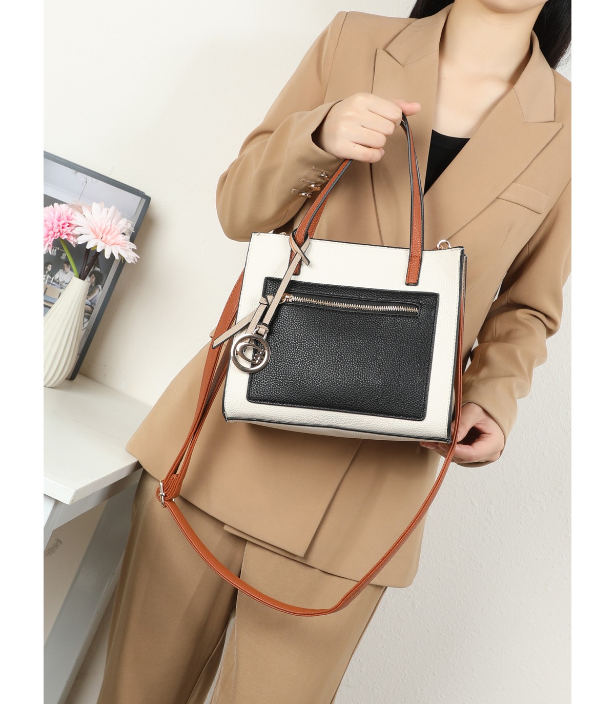T11575 - Bolso con bandolera de estilo bicolor con un bolsillo de cremallera frontal